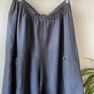 Heavy linen, button tabbed pockets and very comfy